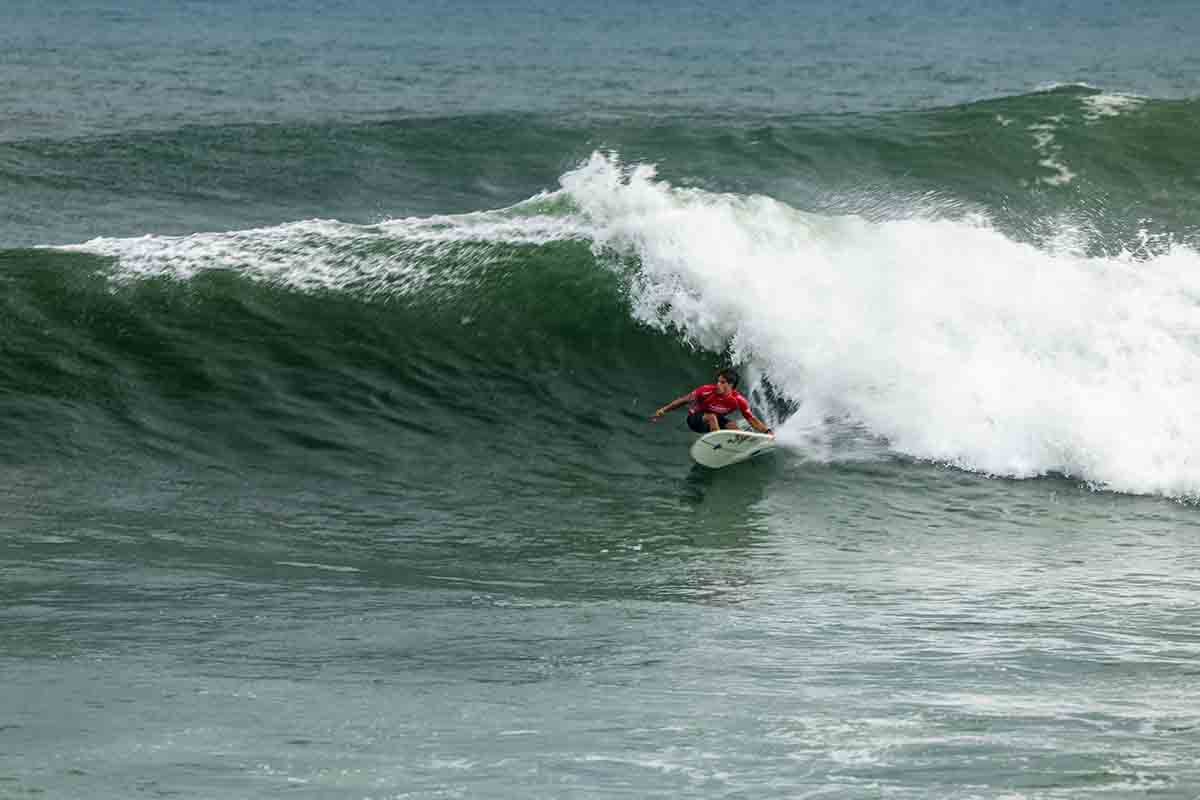 Surfista compitiendo en el ISA World Longboard Championship 2025 en El Sunzal, El Salvador